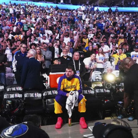 Luka Doncic lors d'un match NBA à la Crypto.com Arena