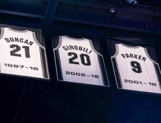 Les maillots retirés de Tony Parker, Manu Ginóbili et Tim Duncan accrochés au plafond de la salle des Spurs