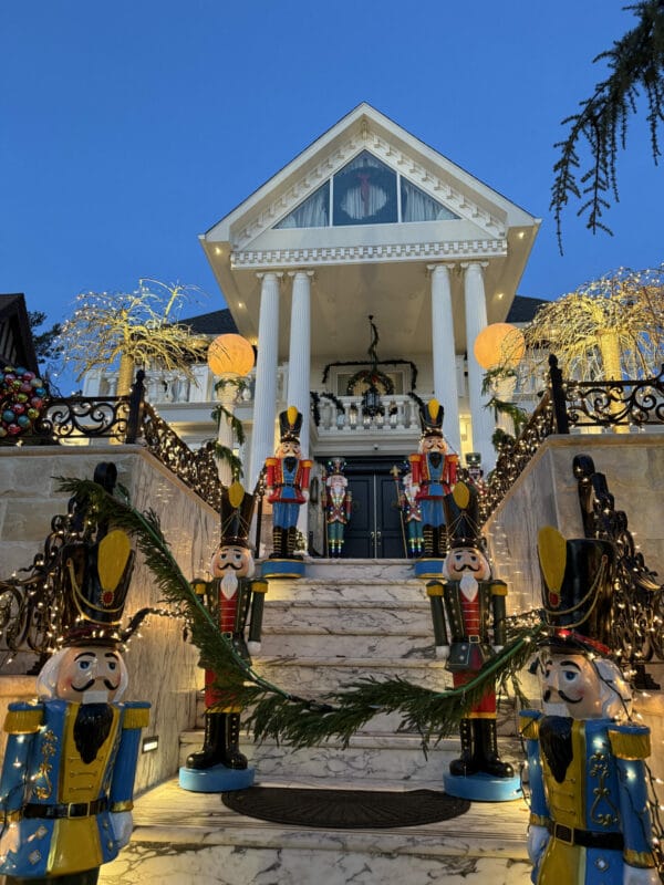 Maison blanche décorée avec soldats en bois et lumières à Dyker Heights