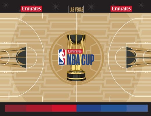 Parquet officiel NBA Cup 2024 à Las Vegas avec logo Emirates au centre du terrain