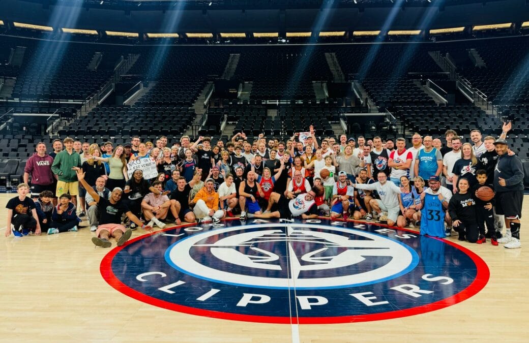Groupe Trip Double sur le parquet des Clippers après un match NBA