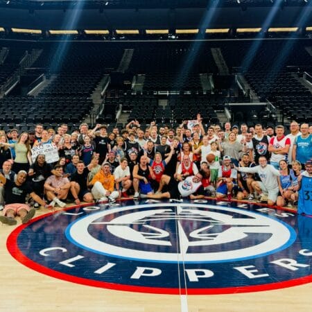 Groupe Trip Double sur le parquet des Clippers après un match NBA