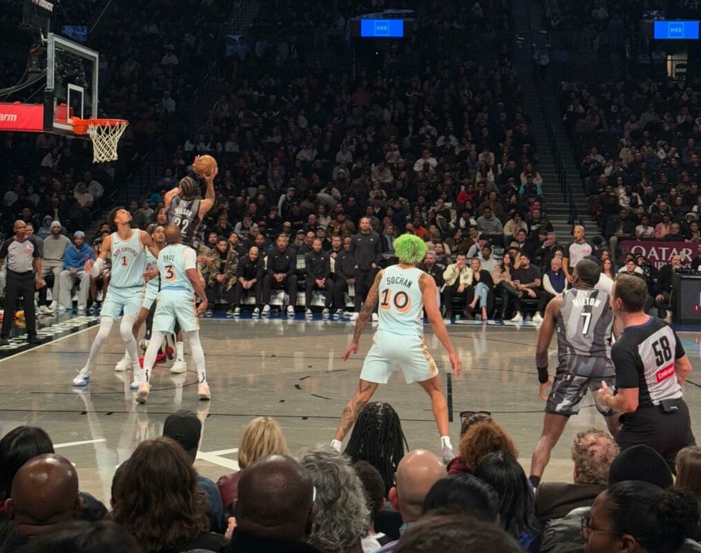 Un joueur des Brooklyn Nets tente un tir contesté par Victor Wembanyama des Spurs lors d’un match NBA au Barclays Center