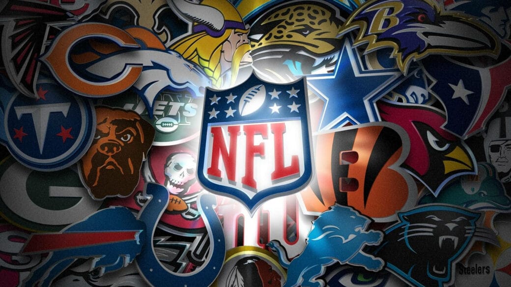Collage des logos des 32 équipes NFL avec l'emblème officiel au centre