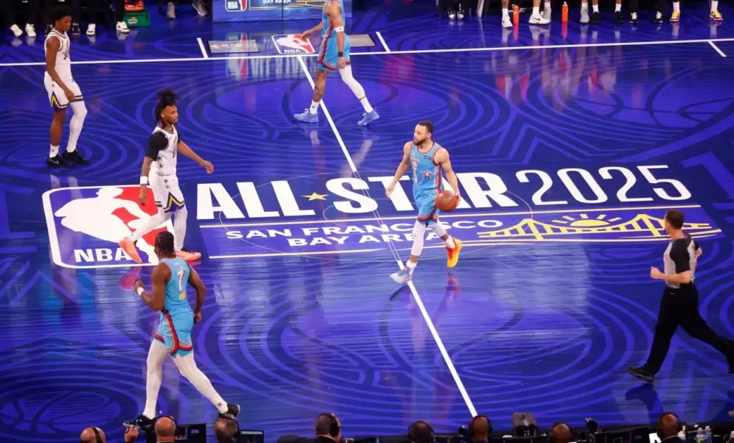 Stephen Curry dribble le ballon lors du NBA All-Star Game 2025 à San Francisco