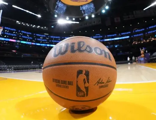 Ballon Wilson officiel pos&eacute; sur le parquet avant un match de la saison NBA 2025-26