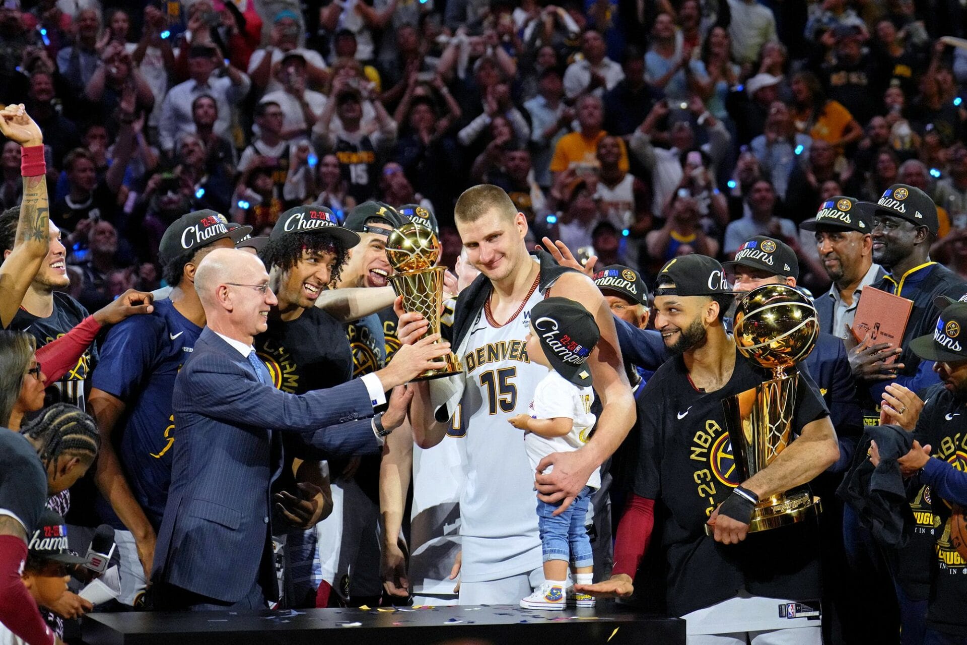 Nikola Jokić brandit le trophée de MVP des Finales NBA 2023 entouré de ses coéquipiers des Denver Nuggets