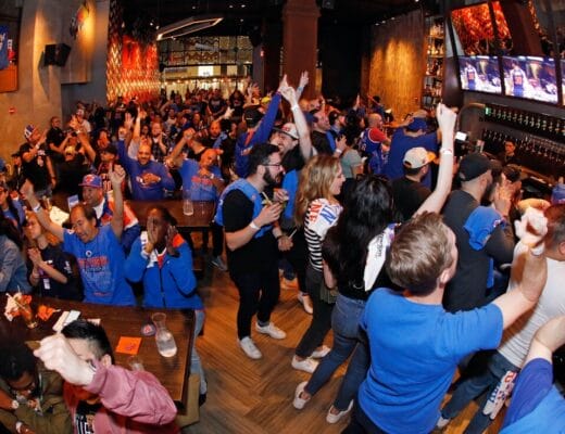 Fans des New York Knicks en liesse dans un sports bar pendant un match de playoffs