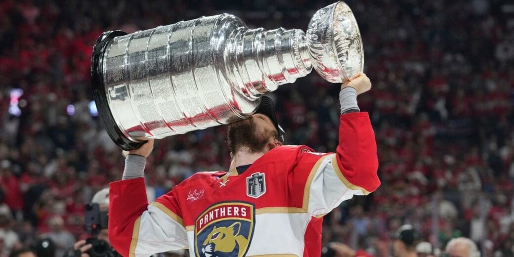 Joueur des Florida Panthers soulevant la Stanley Cup 2025 devant les fans en liesse