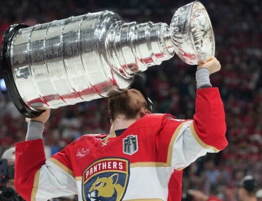 Joueur des Florida Panthers soulevant la Stanley Cup 2025 devant les fans en liesse