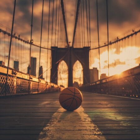 Ballon de basket sur le pont de Brooklyn au coucher du soleil &agrave; New York