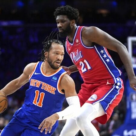 Brunson attaque le cercle face à Embiid pendant Knicks–76ers