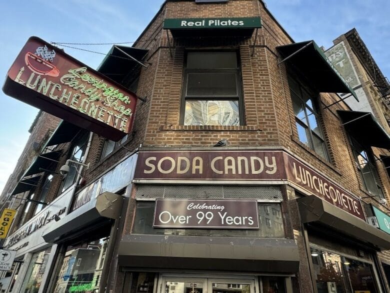 Fachada histórica del Lexington Candy Shop, diner clásico de Nueva York con más de 99 años de historia.