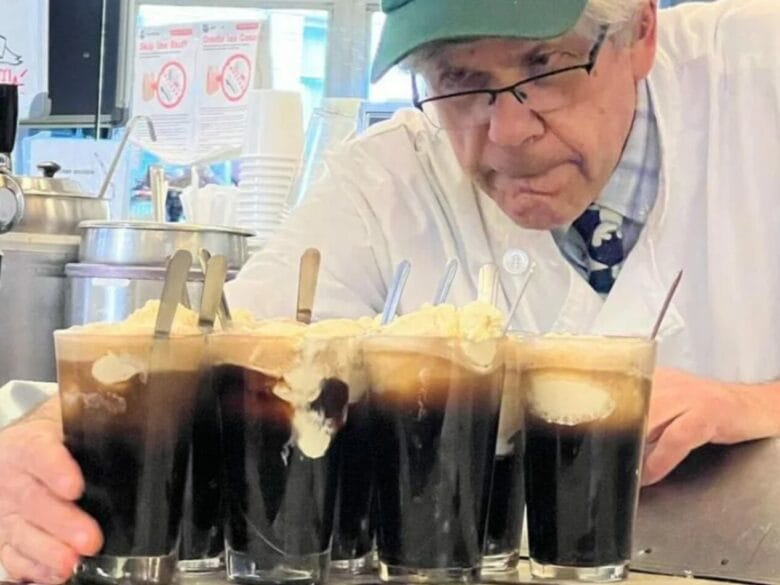 Bebidas clásicas con helado servidas en el Lexington Candy Shop de Nueva York..