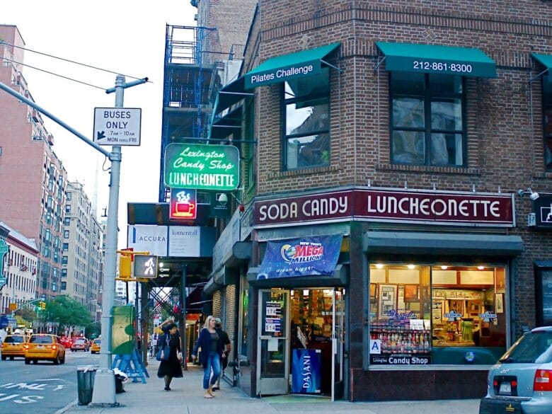 Fachada del Lexington Candy Shop, diner histórico del Upper East Side en Nueva York.