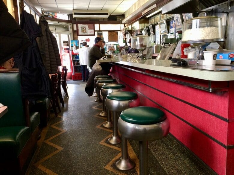 Barra vintage del Lexington Candy Shop, diner clásico de Nueva York con taburetes retro..