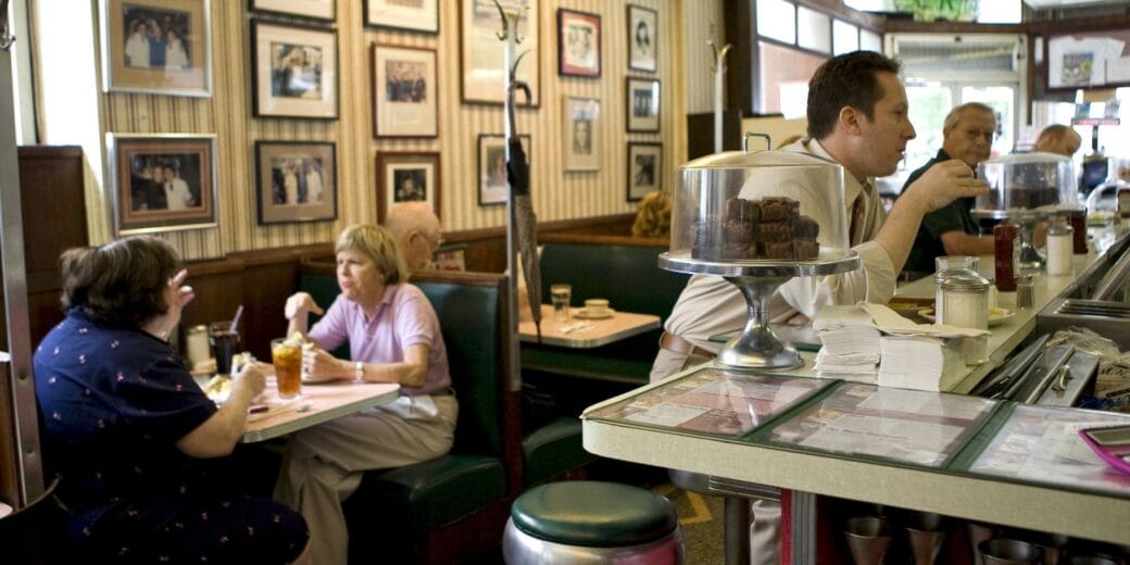 Interior vintage del Lexington Candy Shop, un diner clásico de Nueva York en el Upper East Side.
