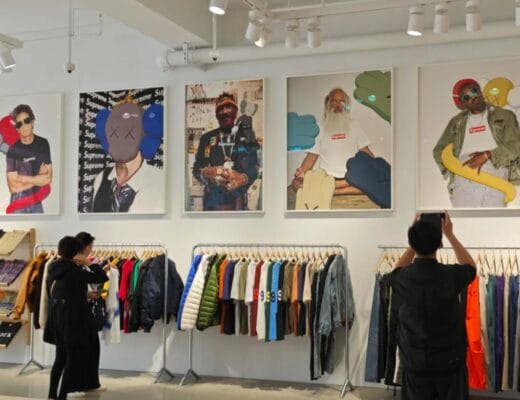 Interior de una tienda streetwear en Nueva York con ropa urbana, camisetas y arte Supreme en la pared.