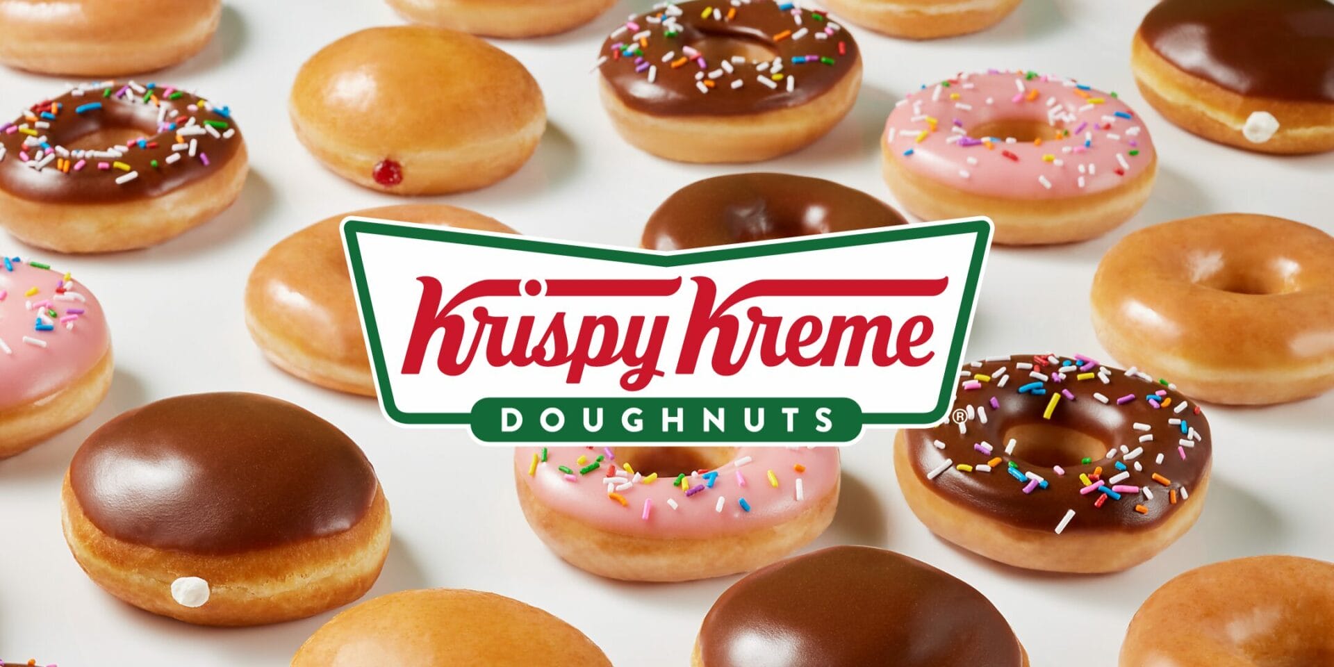 Dónuts de Krispy Kreme con glaseados de chocolate, fresa y azúcar, imagen de apertura para un artículo sobre Krispy Kreme en Nueva York.