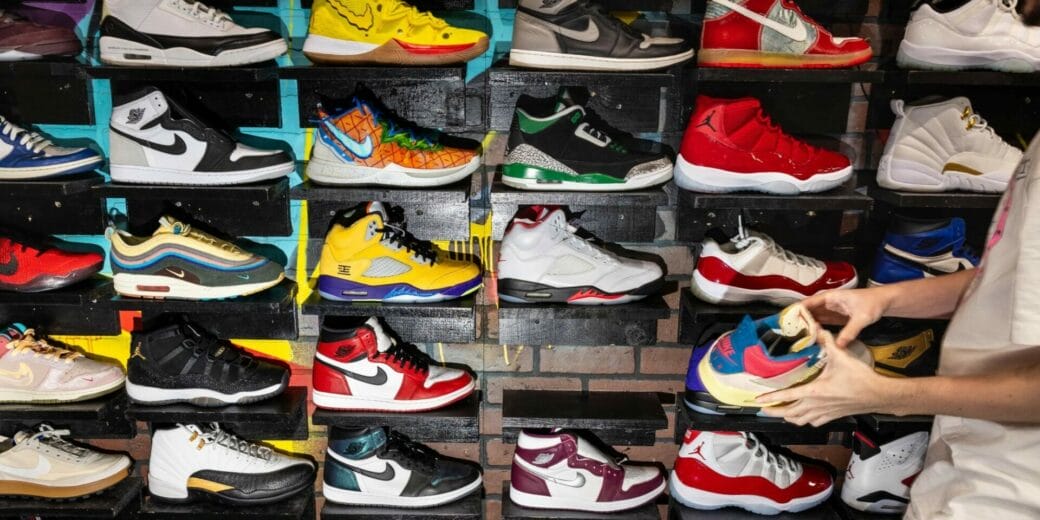 Pared con sneakers Nike y Air Jordan en una tienda especializada de zapatillas en San Francisco.