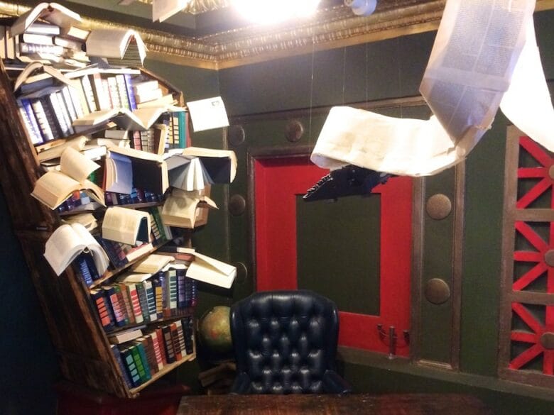Instalación artística con libros abiertos y estanterías inclinadas dentro de The Last Bookstore en Los Ángeles.