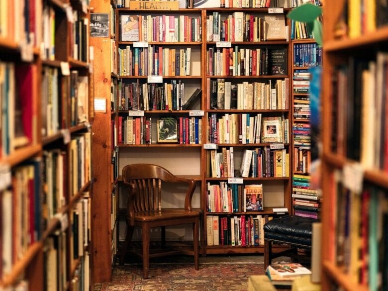 Estanterías llenas de libros en The Last Bookstore de Los Ángeles, una librería independiente en Downtown LA.