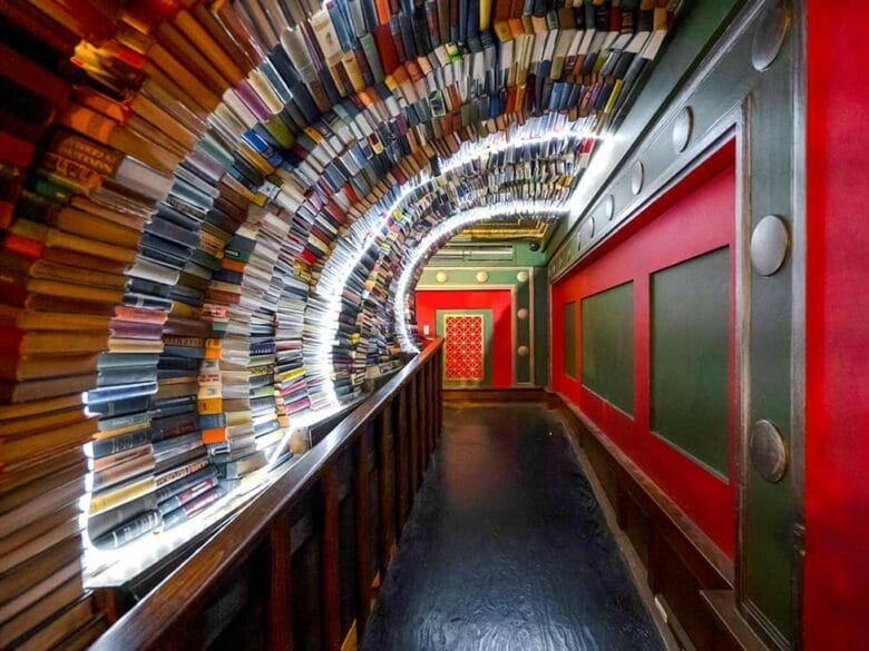 Interior del túnel de libros de The Last Bookstore en Los Ángeles, uno de los rincones más fotogénicos de la librería.