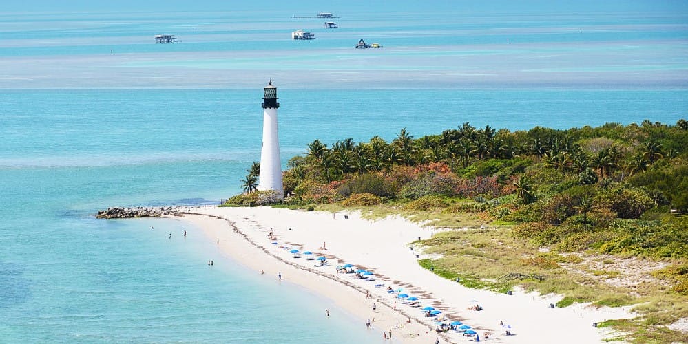 Vista panorámica del Cape Florida Lighthouse y la playa de Bill Baggs Cape Florida State Park durante una excursión a Key Biscayne desde Miami.