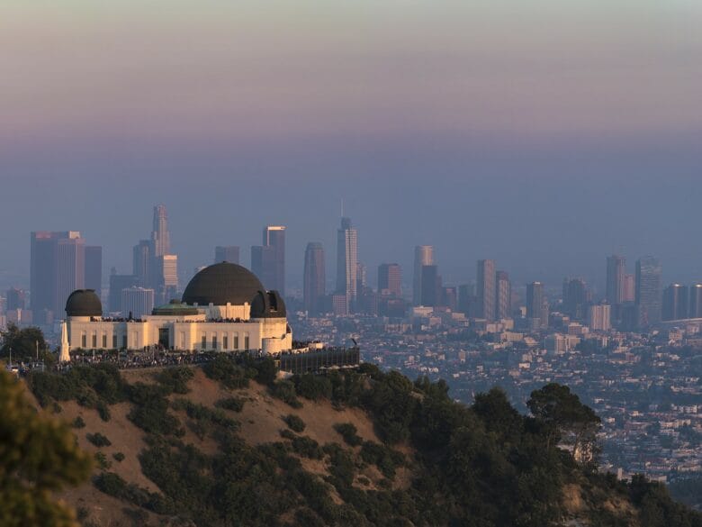 Griffith Observatory con vistas a Downtown Los Ángeles, uno de los escenarios de película más famosos de la ciudad.