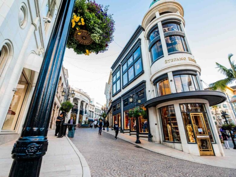 Rodeo Drive, uno de los escenarios de película más famosos que visitar en Los Ángeles.