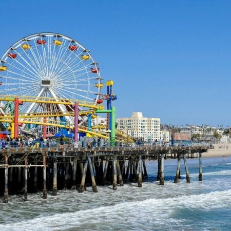 Santa Monica Pier y Pacific Park, uno de los escenarios de película más famosos que visitar en Los Ángeles.