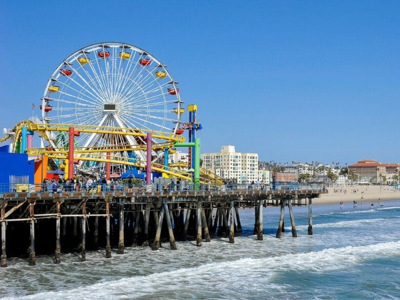 Santa Monica Pier y Pacific Park, uno de los escenarios de película más famosos que visitar en Los Ángeles.