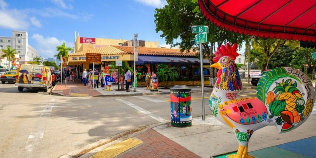 Calle Ocho en Little Havana Miami con un gallo colorido, restaurantes cubanos y ambiente típico del barrio