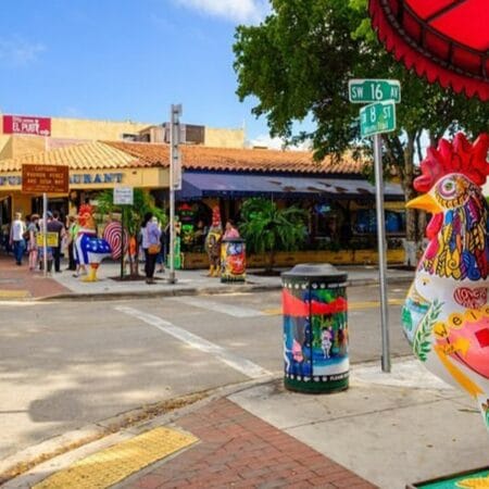 Calle Ocho en Little Havana Miami con un gallo colorido, restaurantes cubanos y ambiente típico del barrio