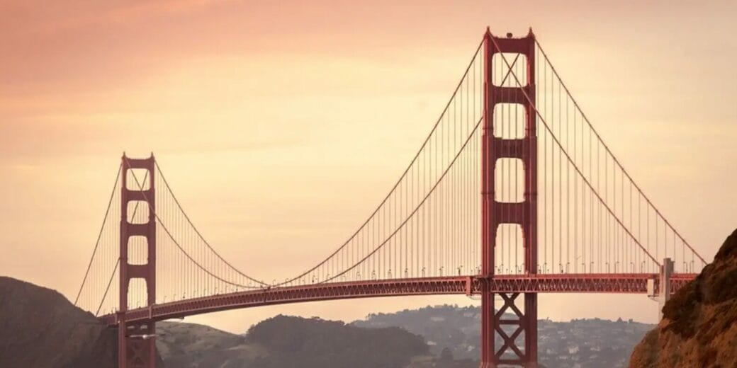 Vista panorámica del puente Golden Gate al atardecer desde uno de los mejores miradores de San Francisco, California.